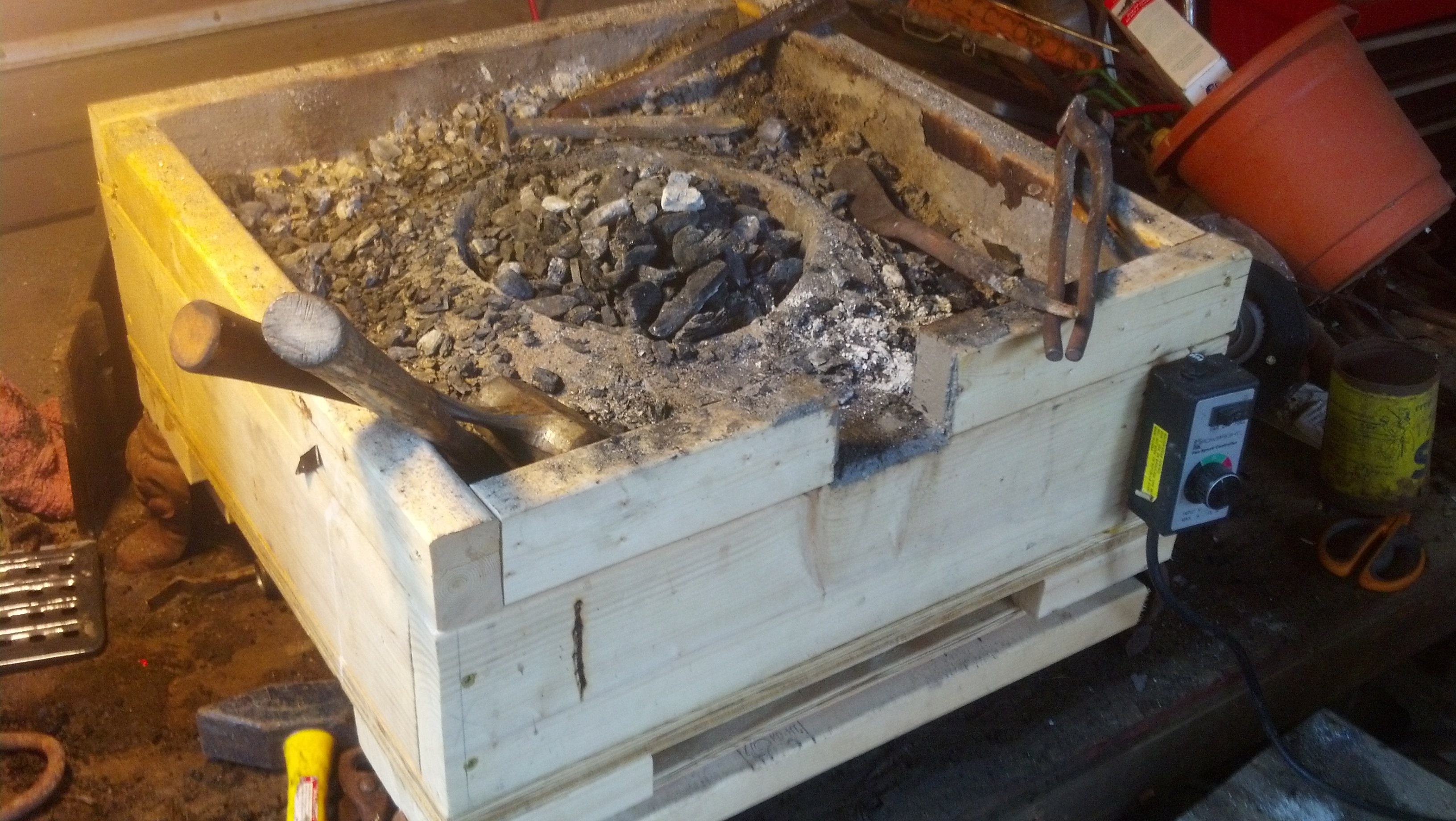 I made a box of dirt forge, with actual fire bricks for the firebox, any  thoughts/comments/concerns? Is the firepot the right shape? : r/Blacksmith