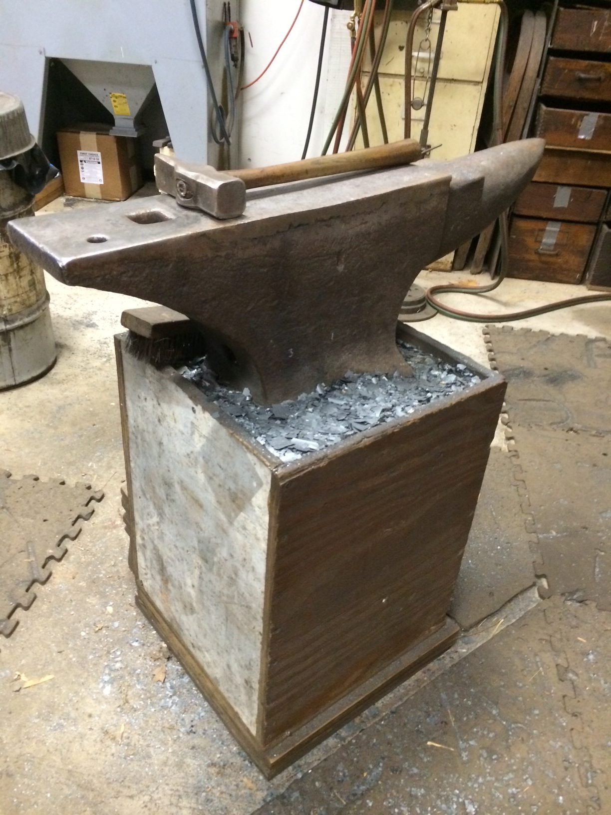 Homemade Anvil Stand. appears to be made with 1 x 8s - Love this stand   I want one if I ever get an anv…